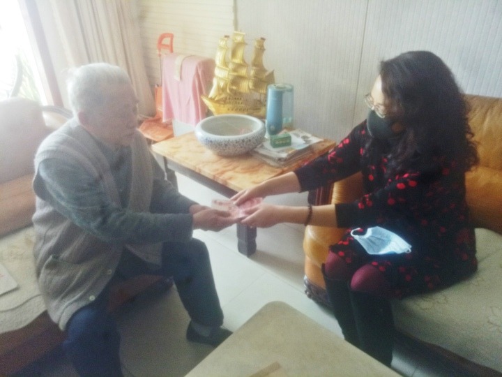 热诚写大爱，，质朴映赤心