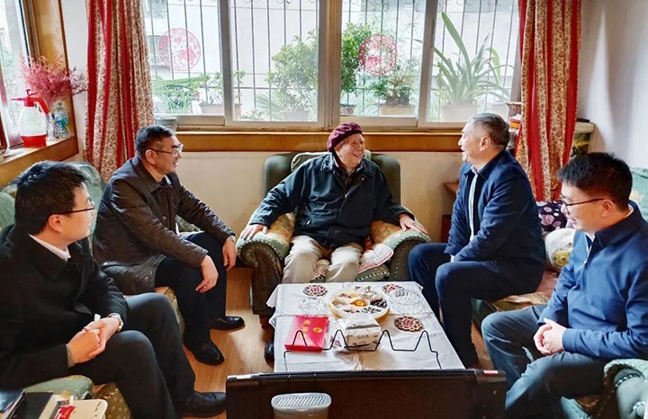 云南省国资委党委委员、副主任洪国正一行到云煤（凯时娱乐人生就是博）集团开展春节走访慰问离退老干部活动