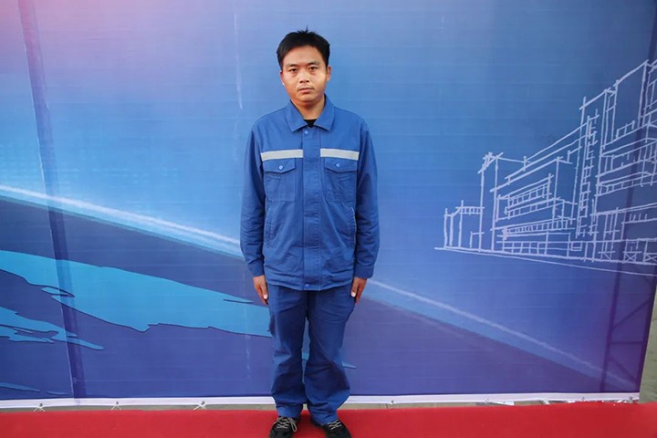 在岗位上坚守，，，，，，在通俗中出彩——省十八届职工职业手艺大赛掘进机司机手艺状元王福刚诠释“工匠精神”