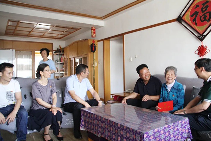 云煤（凯时娱乐人生就是博）集团党委副书记、总司理高建嵩到恒通煤业公司走访慰问老党员