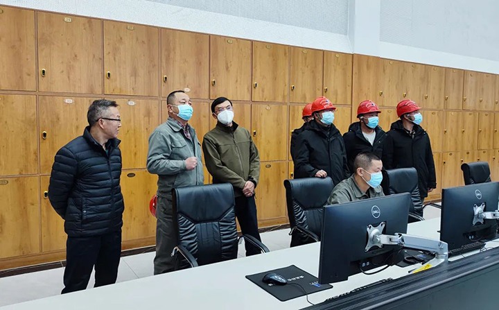 云煤（凯时娱乐人生就是博）集团党委副书记、副董事长、总司理高建嵩一行到曲煤焦化公司调研慰问