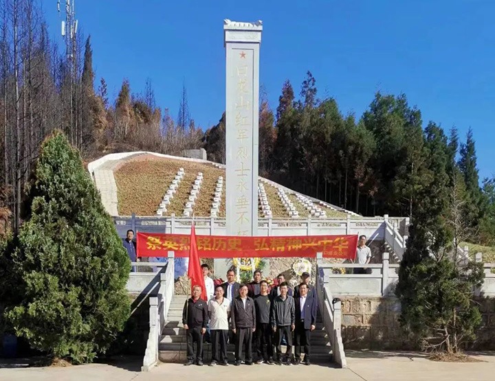 【简讯】羊场口煤业公司党总支组织开展清明节思念先烈祭扫活动