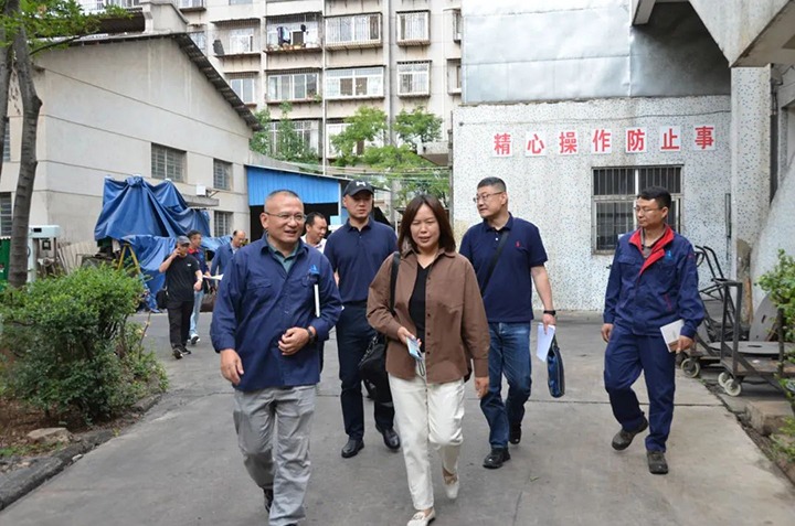 【聚焦云煤】云南省住建厅党组成员、副厅长黄媛到云南凯时娱乐人生就是博工应用手艺研究院有限公司开展隔震减震手艺运用情形调研