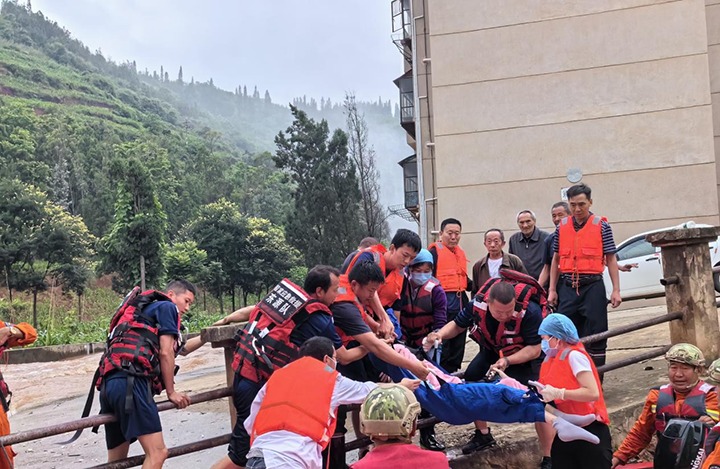 要害时刻冲在前，，，，，，防汛抢险护平安，，，，，，云煤集团在行动！