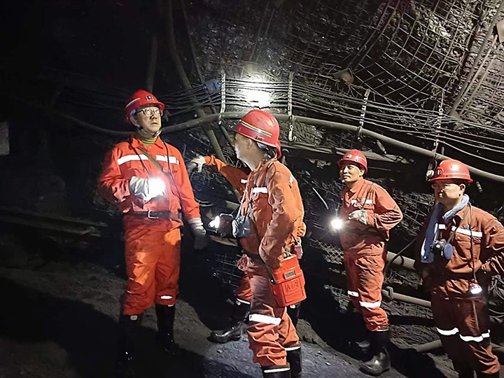 云煤集团副总司理、总工程师施从伟到金城煤矿检查指导事情