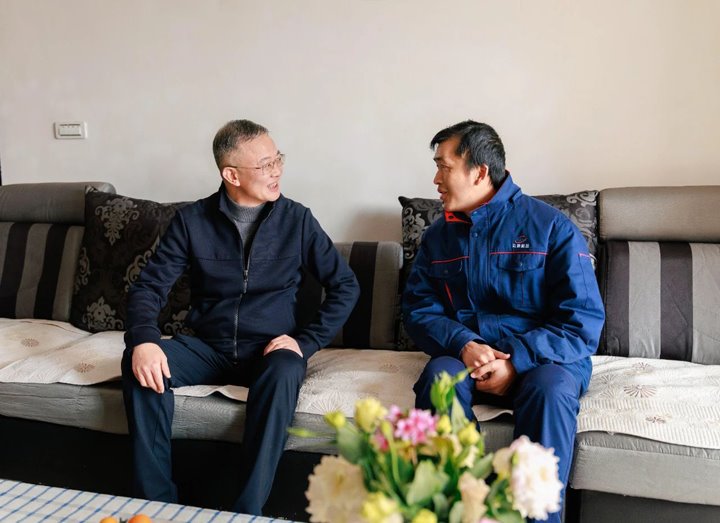 集团党委书记、董事长胡均到一线探望慰问难题职工、难题党员