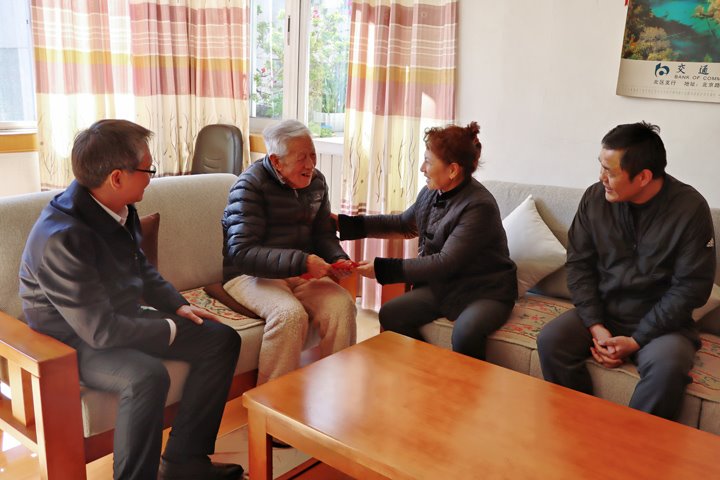 云南省国资委慰问组到云煤集团走访慰问老干部和难题党员