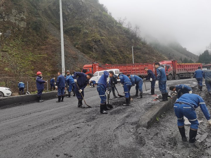 携手共进，，，，共筑漂亮矿山