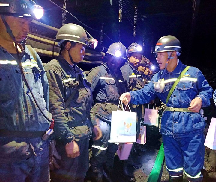 “伞”亮夏日，，“杯”暖人心——镇雄煤业工会开展夏送清凉活动